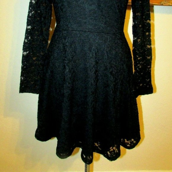 DIVIDED BY H&M BLACK LACE SKATER V NECKLINE DRESS - Picture 5 of 5